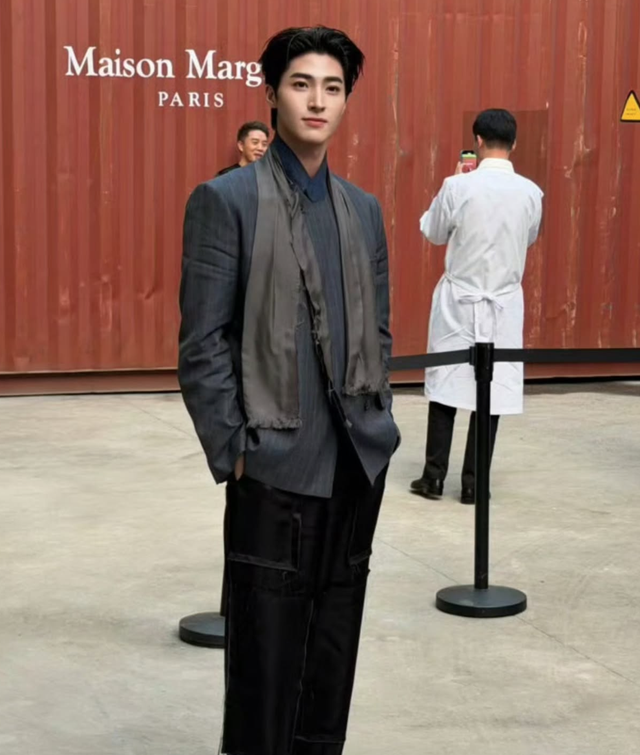 Show Maison Margiela Thu/Đông 2026 gây bão MXH: Hứa Quang Hán cũng có mặt, model catwalk gần như không thấy đường- Ảnh 6.