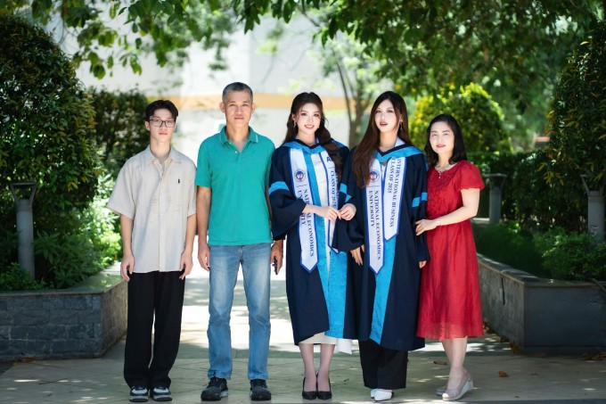 Hoa hậu Phương Oanh: Tôi tự lập từ năm 16 tuổi 1 Gia đình chúc mừng Phương Oanh (giữa) và chị gái sinh đôi (thứ hai từ phải sang) trong ngày tốt nghiệp cử nhân hồi tháng 8/2025 ở Hà Nội. Ảnh: Nhân vật cung cấp