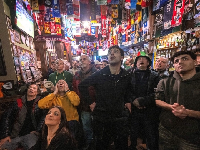 Một nhóm CĐV Italy thất vọng khi xem truyền hình trực tiếp trận đội nhà thua Bosnia trong một quán bar ở Rome ngày 31/3/2026. Ảnh: AFP