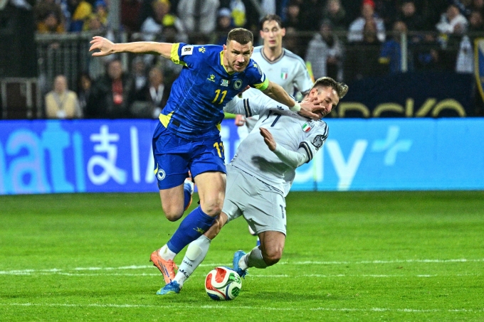 Tiền đạo Bosnia Edin Dzeko tranh chấp với tiền vệ Italy Davide Frattesi trong trận chung kết play-off World Cup 2026 khu vực châu Âu trên sân Bilino-Polje, Zenica ngày 31/3/2026. Ảnh: AFP