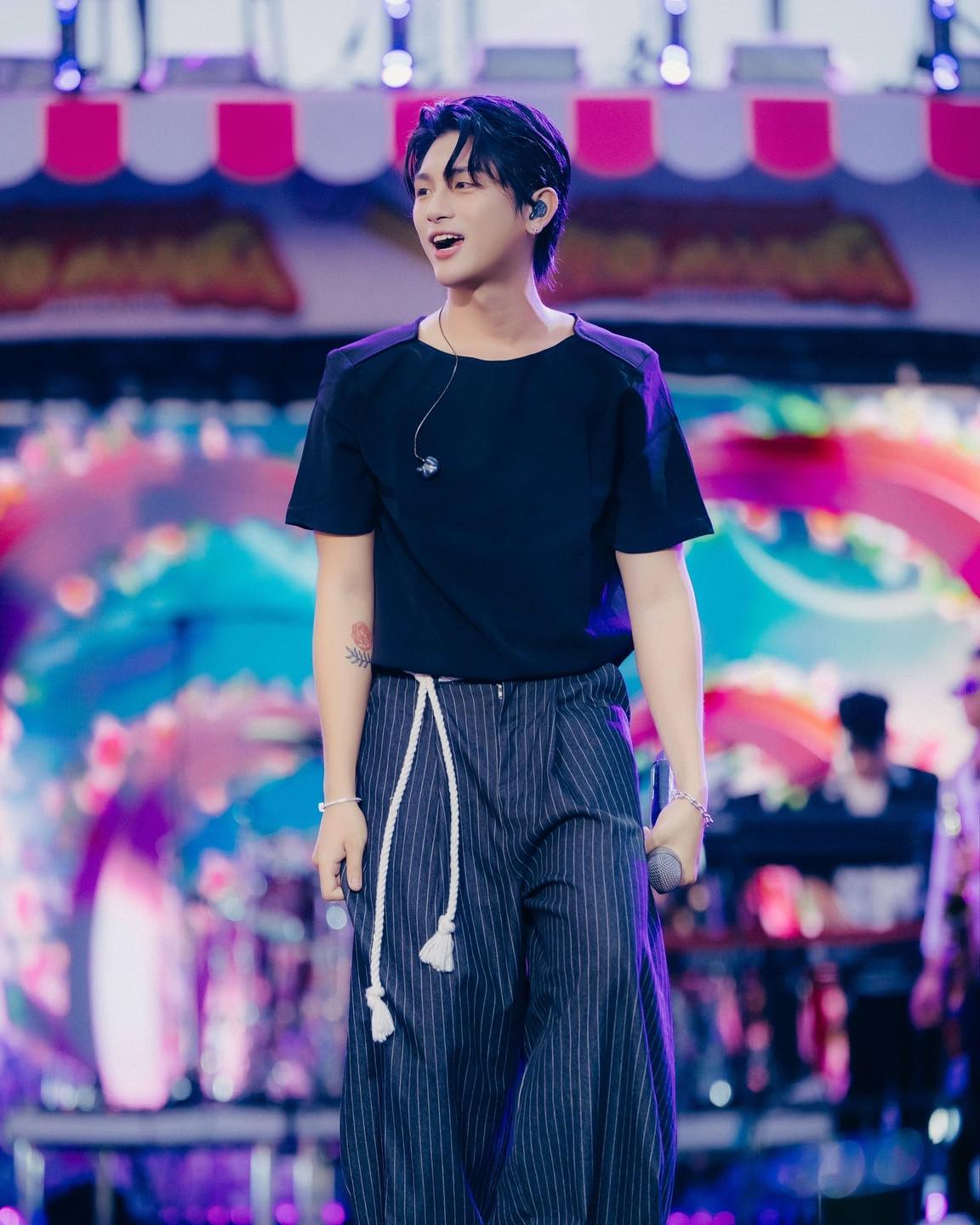 Album hot nhất Việt Nam hiện tại: Nam ca sĩ mất tích 2 năm đánh bại BTS, bao vây HIEUTHUHAI- Ảnh 8.