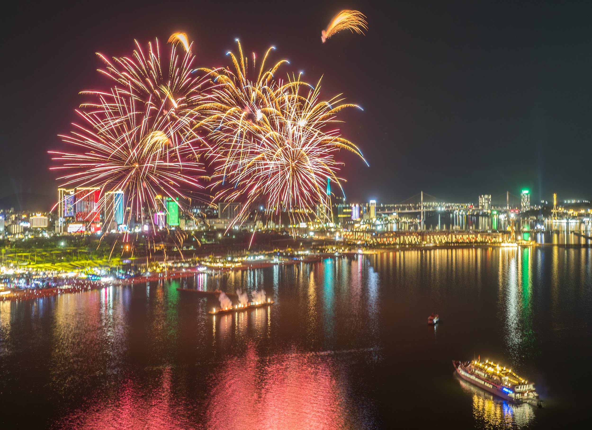 “Bắt sóng” địa điểm chơi đêm sôi động chưa từng có tại Quảng Ninh 5 Pháo hoa rực rỡ bên Vịnh