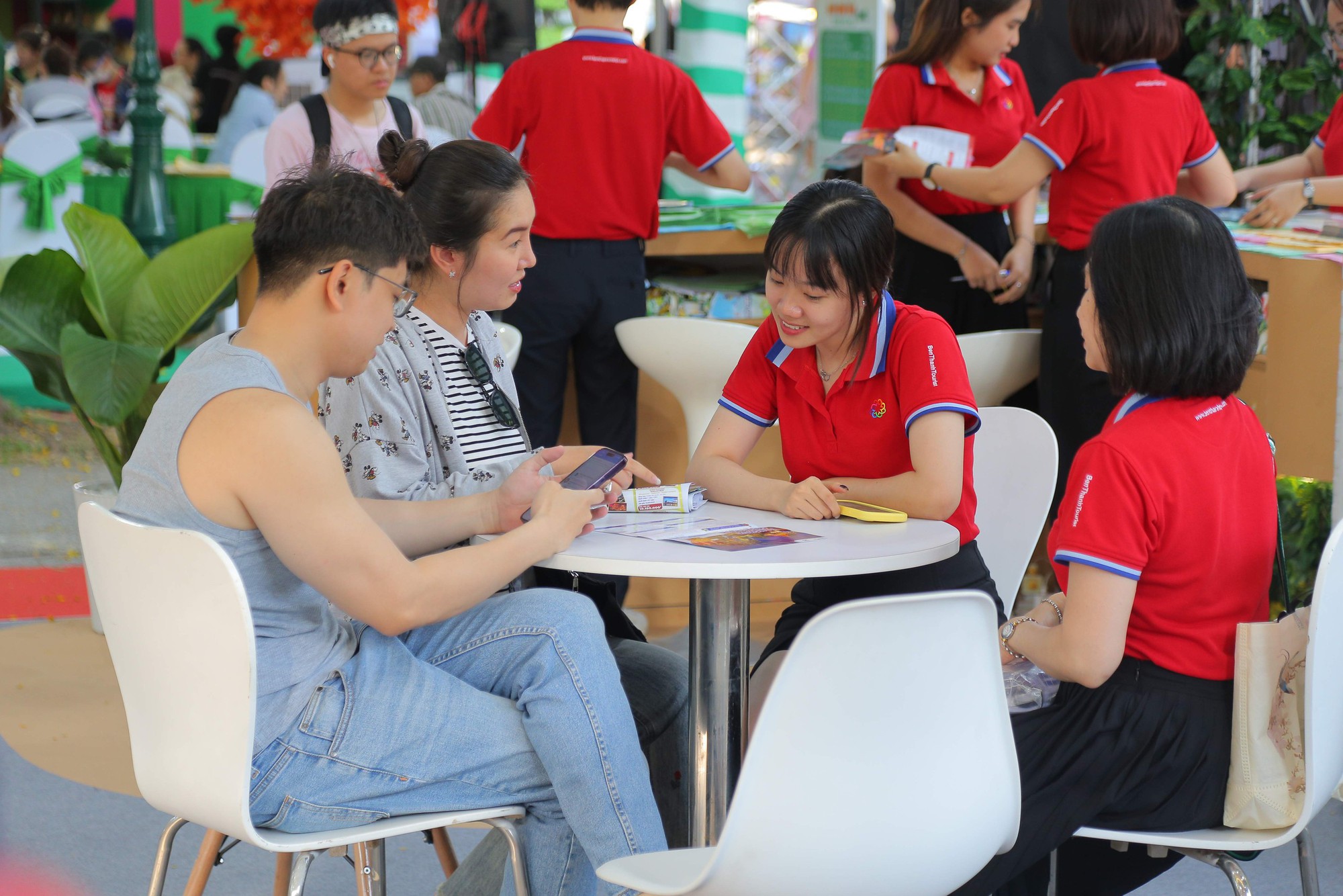 Săn tour du lịch giá rẻ dịp lễ 30-4 khi chi phí xăng dầu tăng- Ảnh 1.