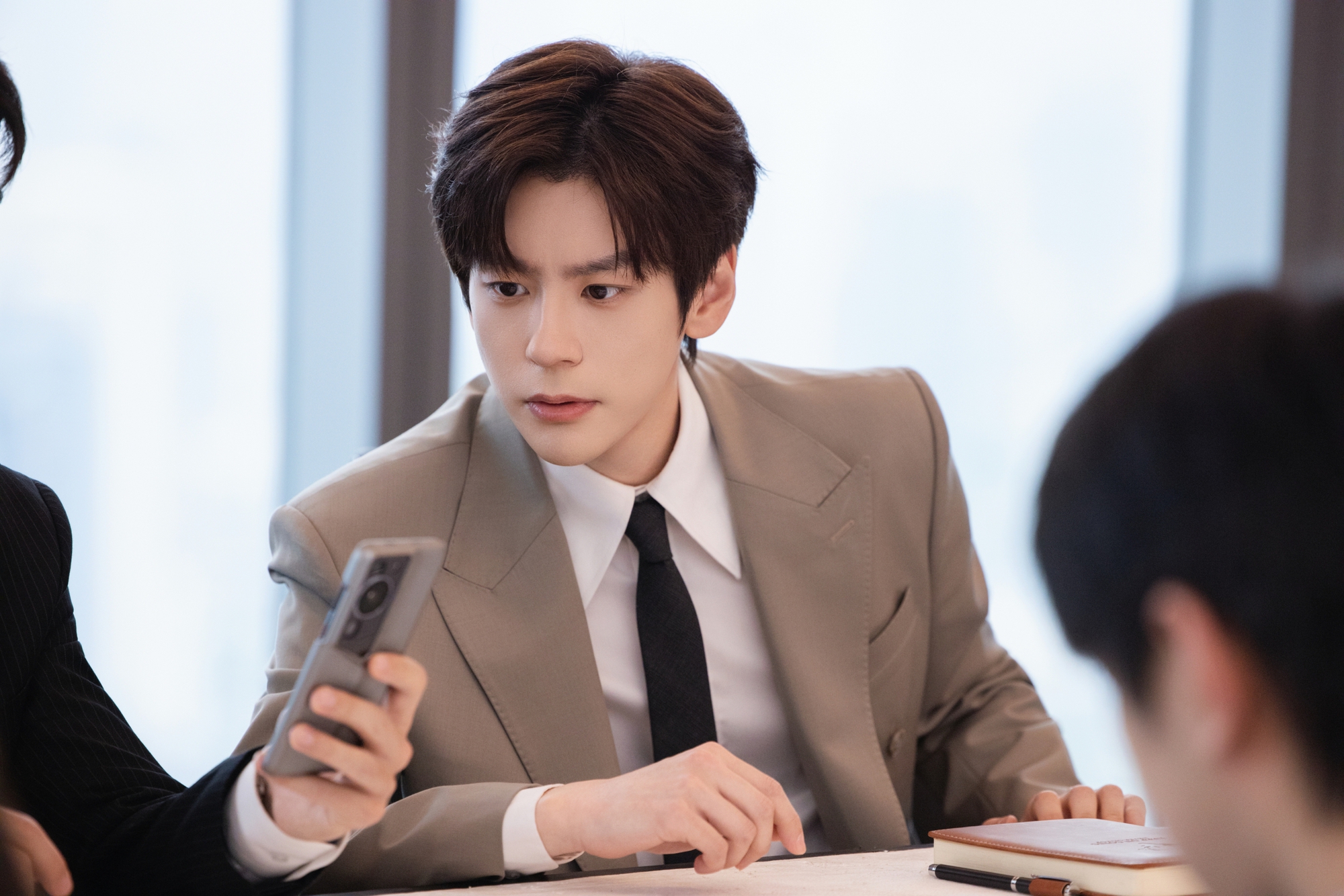 Trung Quốc mới có 1 phim ngôn tình gây nghiện cực mạnh: Nam chính trời sinh làm tổng tài, đẹp đôi với cả thế giới- Ảnh 9. Trung Quốc mới có 1 phim ngôn tình gây nghiện cực mạnh: Nam chính trời sinh làm tổng tài, đẹp đôi với cả thế giới- Ảnh 9.