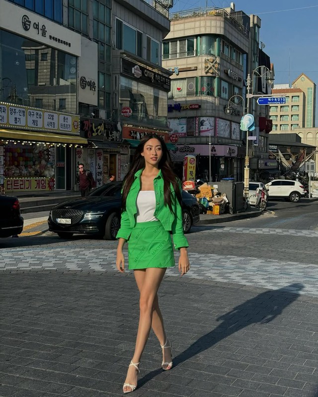 Diện trang phục xanh lá tạo sự nổi bật cho nàng sành điệu - Ảnh 2.