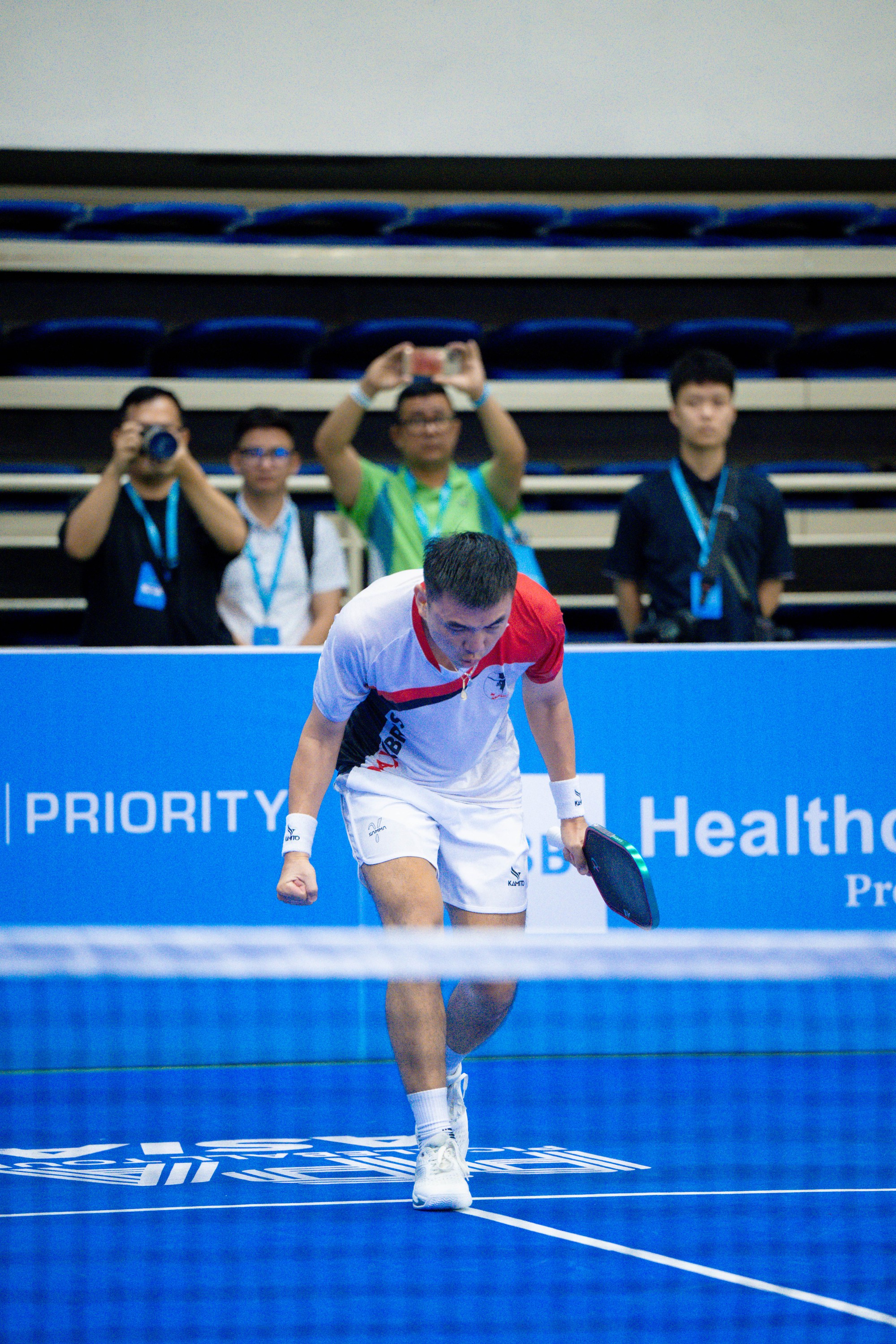 Đẳng cấp: Lý Hoàng Nam chân đau tập tễnh vẫn đánh bại Top 4 PPA Christian Alshon- Ảnh 3. Đẳng cấp: Lý Hoàng Nam chân đau tập tễnh vẫn đánh bại Top 4 PPA Christian Alshon- Ảnh 3.