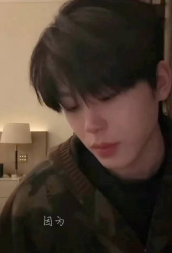 Nam ca sĩ gen Z cao 1m87 bí mật kết hôn rồi ly dị trong vòng 1 năm. Cả nước không ai hay biết- Ảnh 2. Nam ca sĩ gen Z cao 1m87 bí mật kết hôn rồi ly dị trong vòng 1 năm. Cả nước không ai hay biết- Ảnh 2.