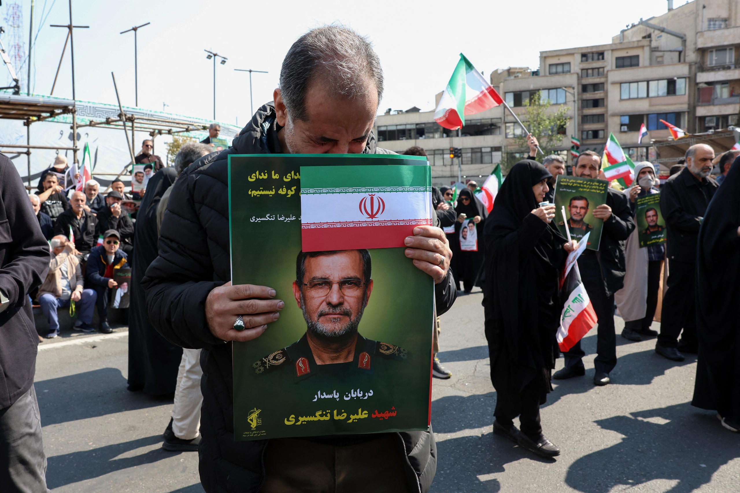 Hàng nghìn người Iran dự tang lễ chỉ huy IRGC, tuyên bố 'kháng cự đến cùng' - Ảnh 4.