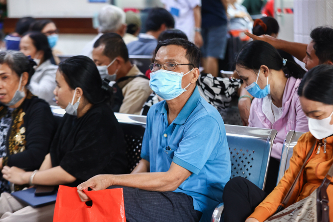 Người dân chờ khám bệnh tại bệnh viện ở TP HCM. Ảnh: Quỳnh Trần