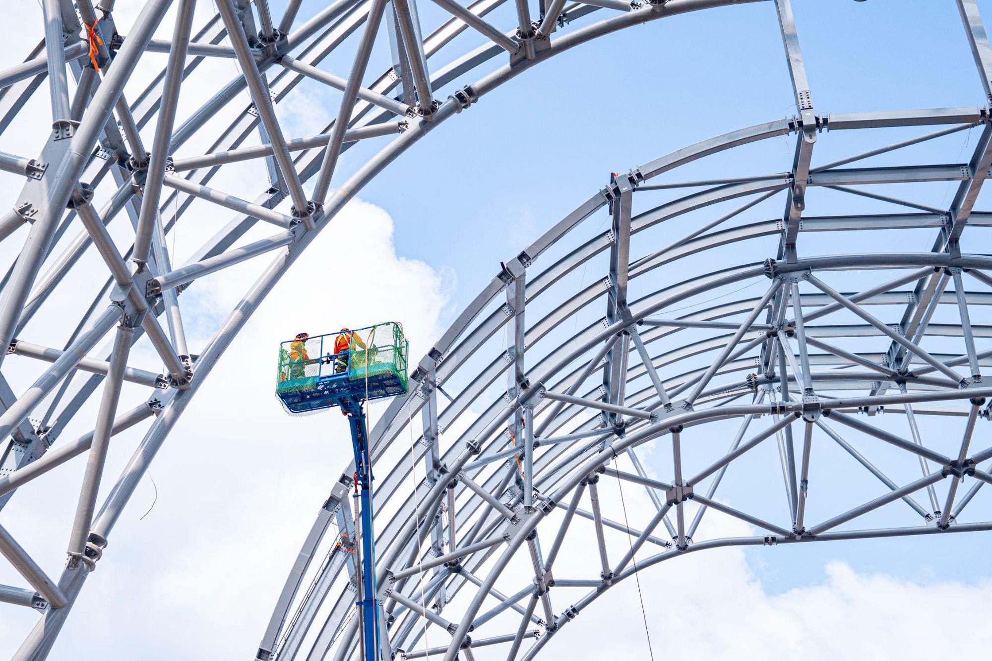 Mái thép của Trung tâm Hội nghị APEC nặng tương đương 100 máy bay Boeing- Ảnh 2.