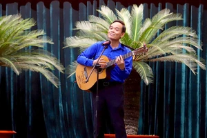 Clip: Bí thư Trần Lưu Quang đàn, hát cùng thanh niên TP.HCM