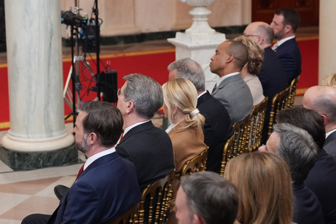 Thành viên nội các lắng nghe bài phát biểu của Tổng thống Trump tại Nhà Trắng ngày 1/4. Ảnh: AP