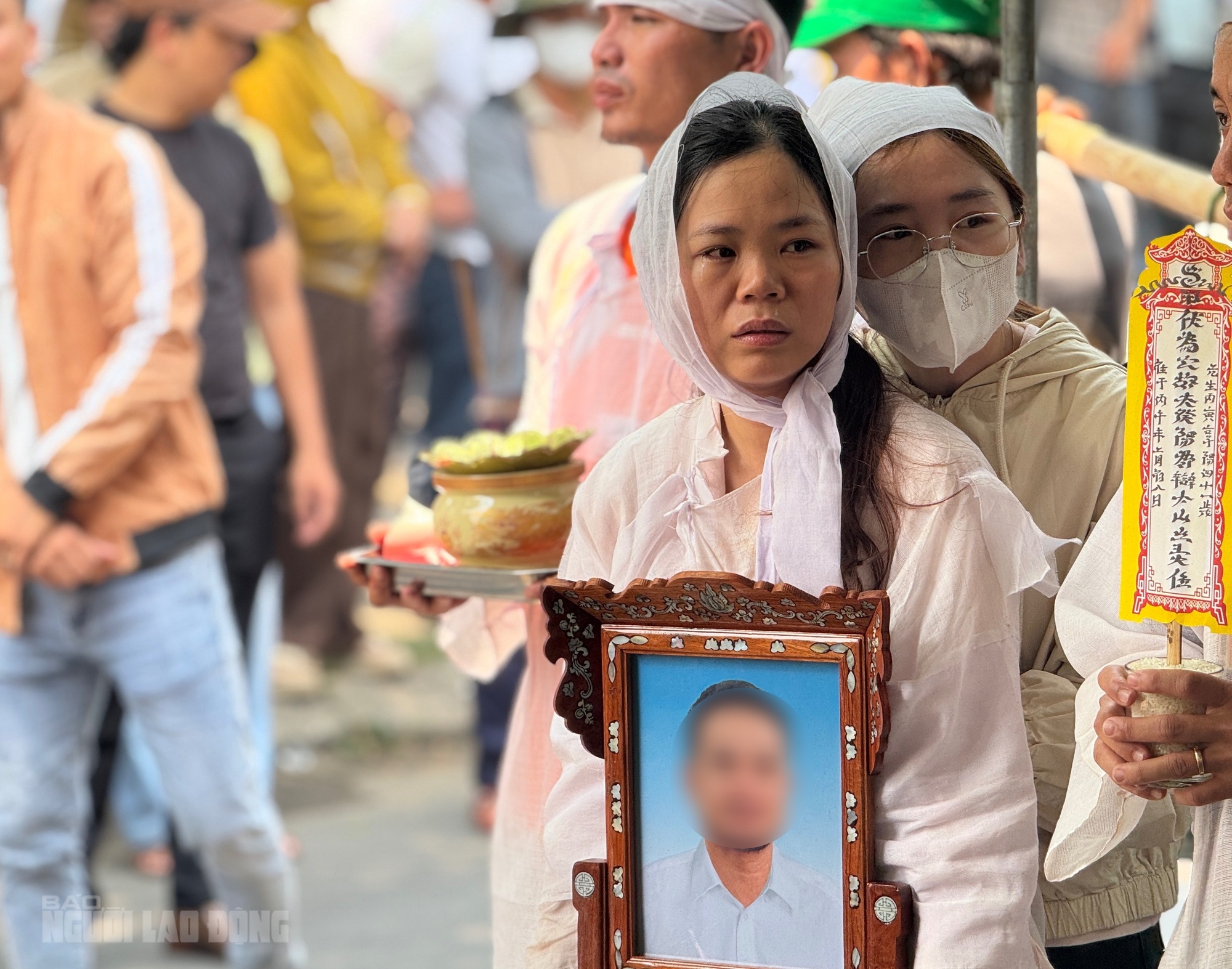 Vụ tài xế taxi bị sát hại tại Quảng Trị: Vợ khóc ngất trong lễ đưa tang chồng- Ảnh 2.