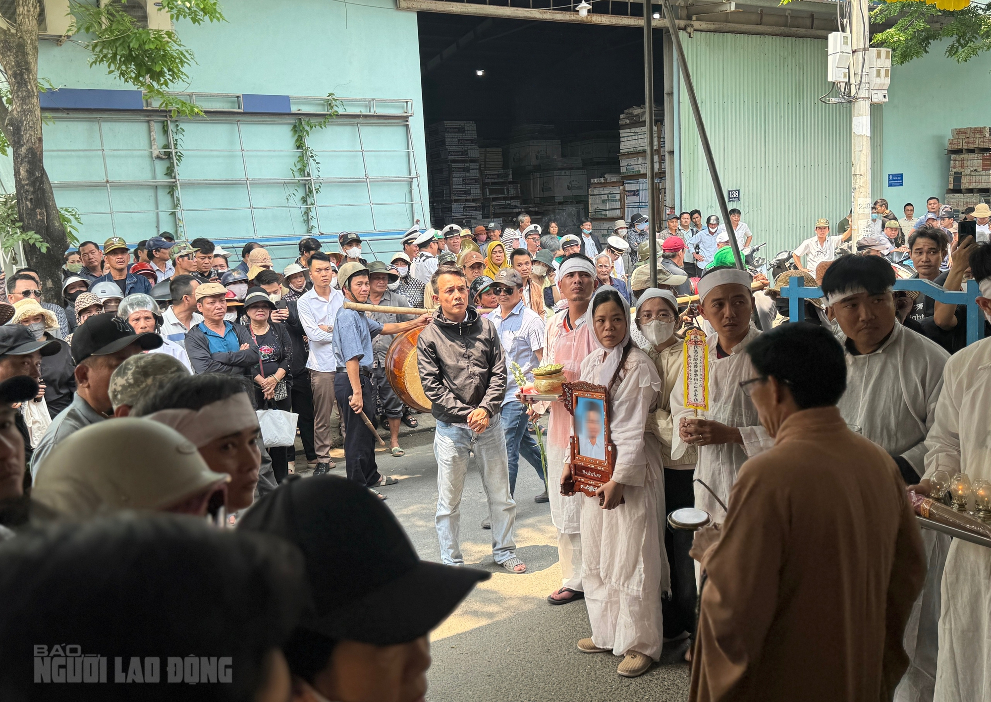 Vụ tài xế taxi bị sát hại tại Quảng Trị: Vợ khóc ngất trong lễ đưa tang chồng- Ảnh 3.