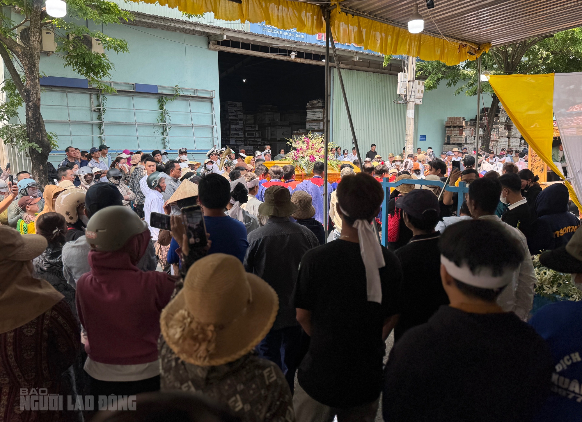 Vụ tài xế taxi bị sát hại tại Quảng Trị: Vợ khóc ngất trong lễ đưa tang chồng- Ảnh 4.