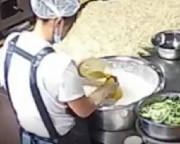 Vụ gần 300 trẻ ngộ độc vì cơm nhiễm chì gấp 400.000 lần, kiểm tra bếp ăn phát hiện kinh hoàng: Hiệu trường cùng 30 người bị điều tra- Ảnh 2.