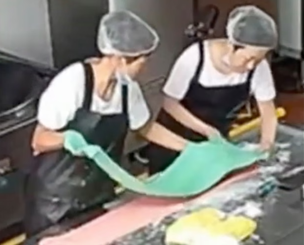 Vụ gần 300 trẻ ngộ độc vì cơm nhiễm chì gấp 400.000 lần, kiểm tra bếp ăn phát hiện kinh hoàng: Hiệu trường cùng 30 người bị điều tra- Ảnh 3.