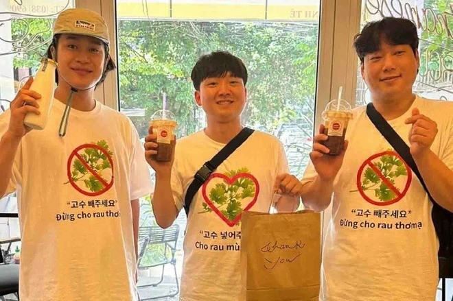 Ba du khách Hàn Quốc "chia phe" ăn được và không ăn được rau mùi khi ghé mua bánh mì tại một cửa hàng ở Đà Nẵng.