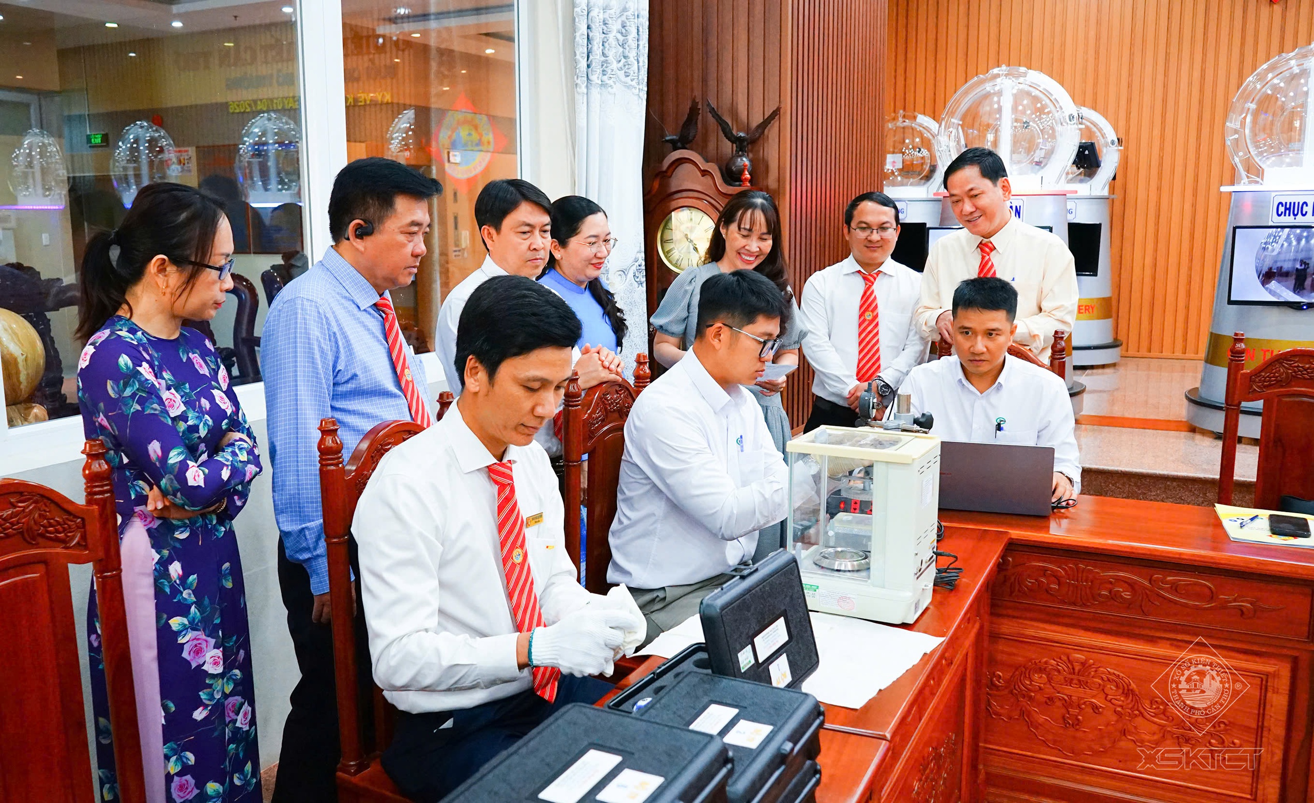 Kiểm tra banh xổ số Cần Thơ: Đảm bảo tính minh bạch trong kinh doanh xổ số 2026 - Ảnh 6. Kiểm tra banh xổ số Cần Thơ: Đảm bảo tính minh bạch trong kinh doanh xổ số 2026 - Ảnh 6.