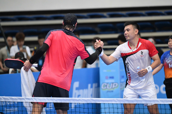 Lý Hoàng Nam (phải) bắt tay Alshon, trên sân Grandstand ở Cung điền kinh Mỹ Đình, Hà Nội hôm 2/4. Ảnh: Giang Huy