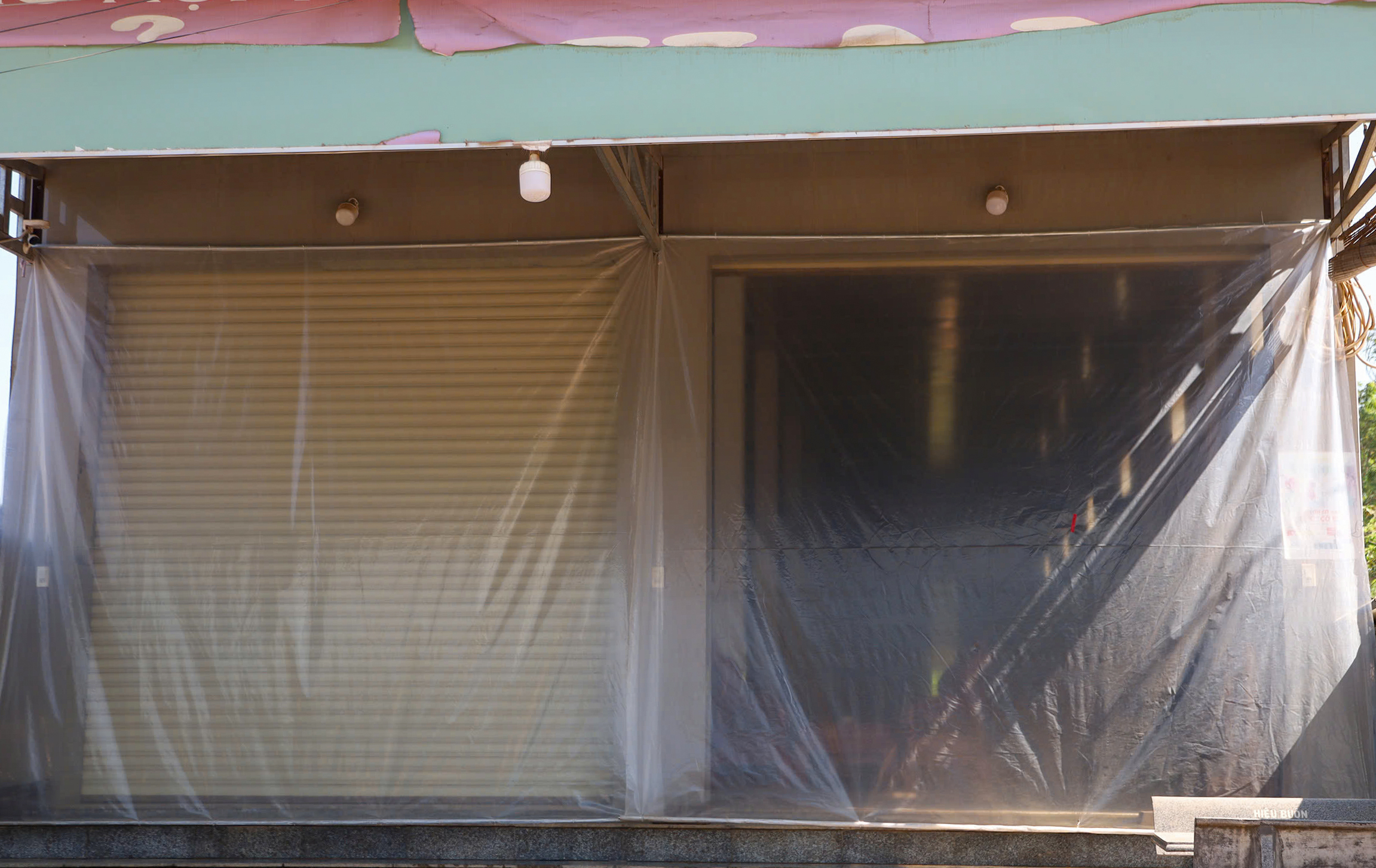 1775121411 987 Nguoi dan lay nylon trum kin nha tranh bao bui