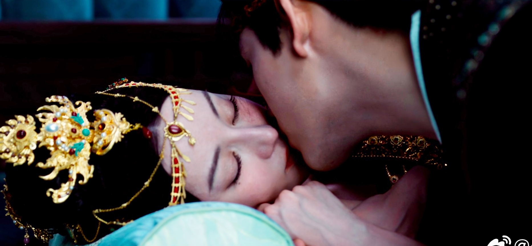 Mỹ nam bị coi là miếng kẹo cao su dính dưới đế giày của Địch Lệ Nhiệt Ba- Ảnh 2.