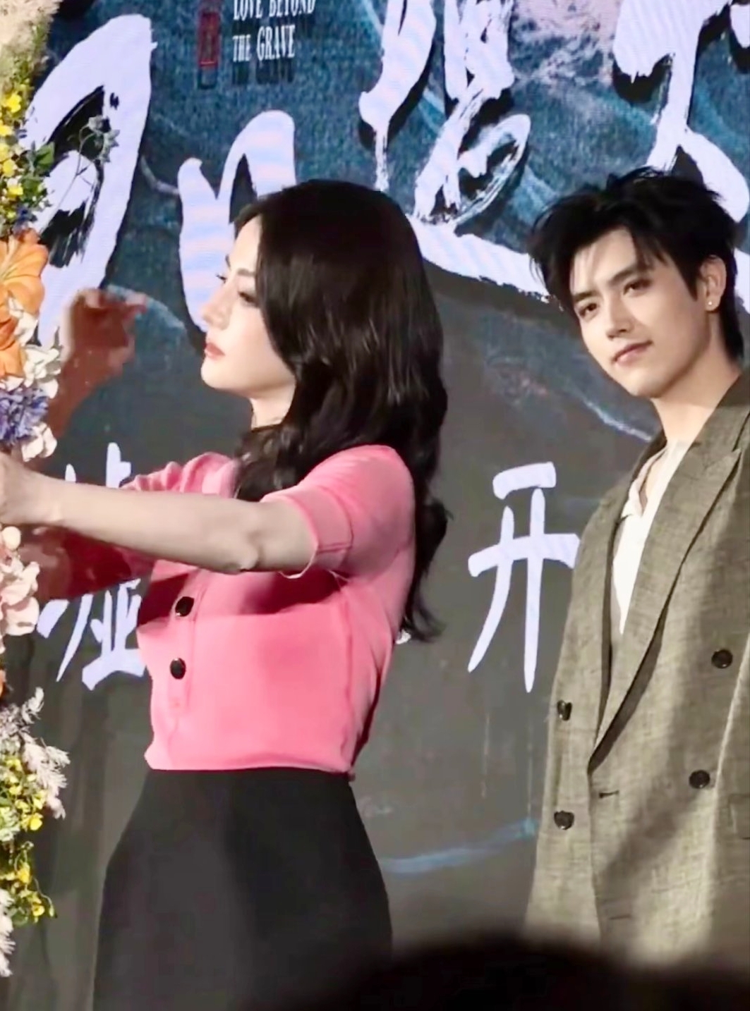 Mỹ nam bị coi là miếng kẹo cao su dính dưới đế giày của Địch Lệ Nhiệt Ba- Ảnh 3.