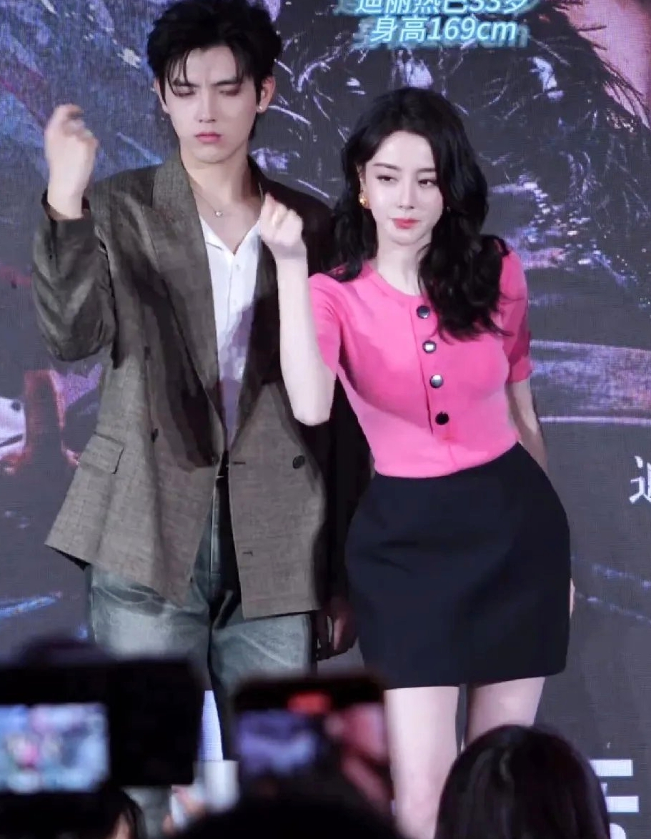 Mỹ nam bị coi là miếng kẹo cao su dính dưới đế giày của Địch Lệ Nhiệt Ba- Ảnh 4.