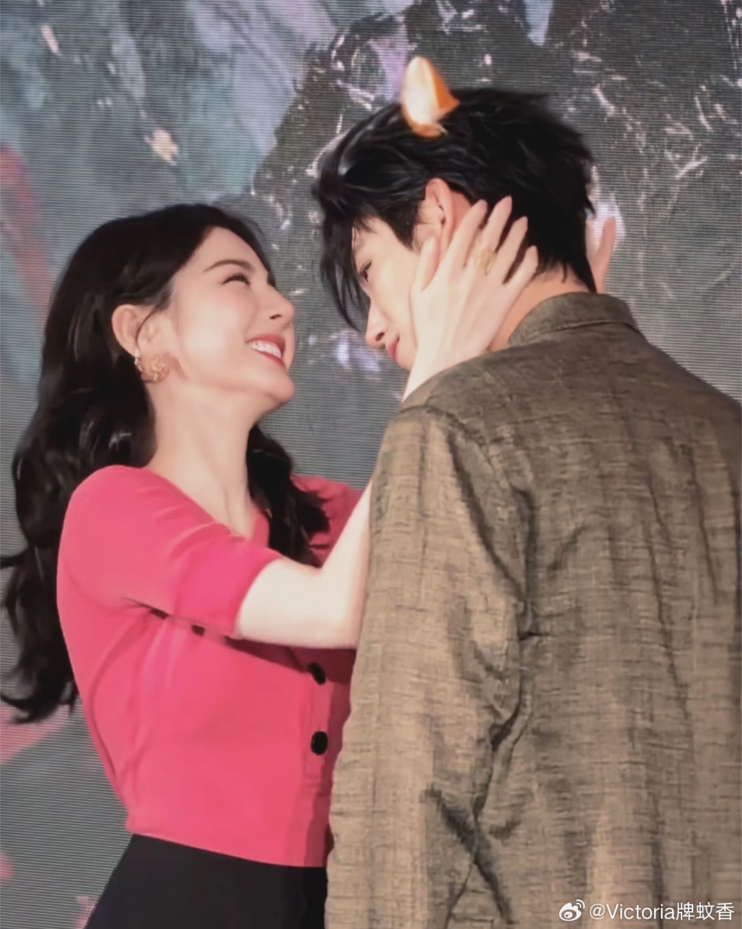 Mỹ nam bị coi là miếng kẹo cao su dính dưới đế giày của Địch Lệ Nhiệt Ba- Ảnh 6.