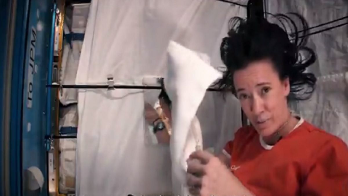 Các phi hành gia đi vệ sinh như thế nào trên tàu vũ trụ? Không giống như bạn nghĩ- Ảnh 4.