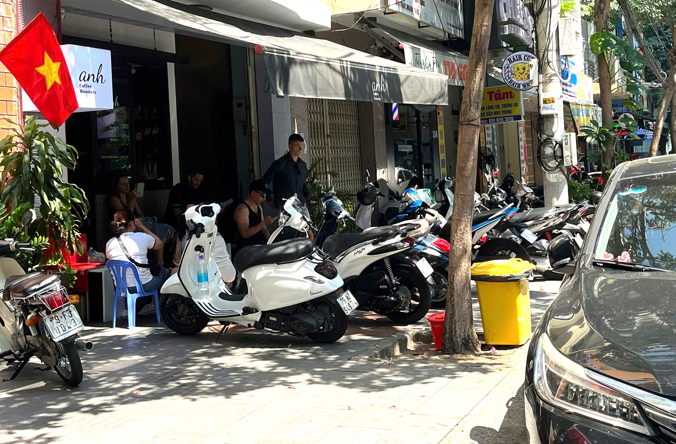 Lập lại trật tự vỉa hè, đô thị: Nhiều quán cà phê ở Nha Trang lấn chiếm vỉa hè, bịt kín lối đi bộ - Ảnh 3.