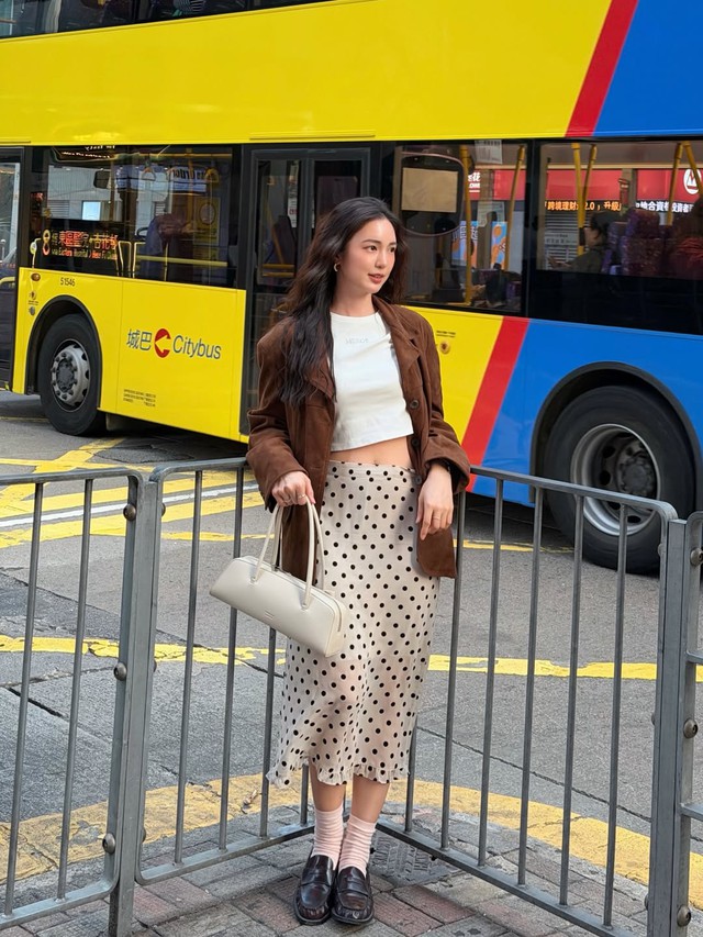 Chân váy cổ điển, chân váy hoa là tâm điểm của phong cách đường phố - Ảnh 2.