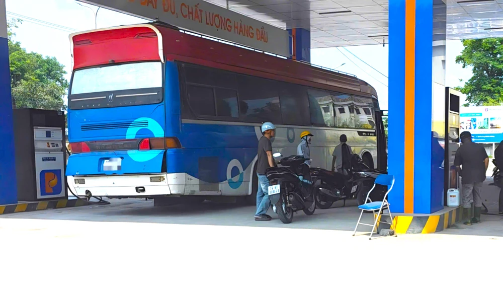 Xe khách cất 3 can dầu loại 28L ở gầm xe rồi tiến vào Cửa khẩu Quốc tế Lao Bảo. Ảnh: MINH TRƯỜNG. 130499265935346030.jpg