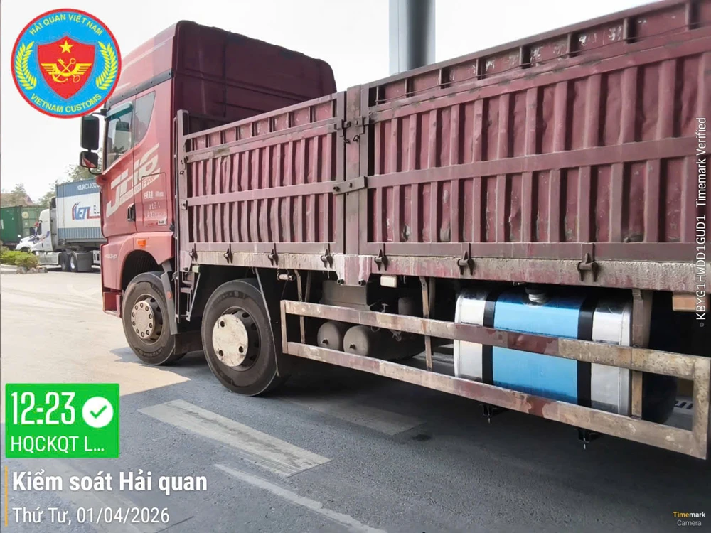Hải quan Cửa khẩu Quốc tế Lao Bảo phát hiện thùng tự chế được gắn lên xe để chở dầu qua Lào trái phép. Ảnh: MINH TRƯỜNG. hai-quan.jpg