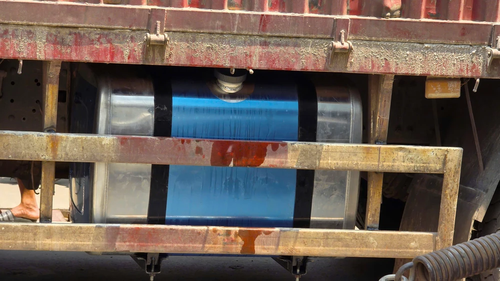 Chiếc thùng đựng dầu mới mua còn chưa bóc hết lớp nilon. Ảnh: MINH TRƯỜNG. 706651162321850135.jpg