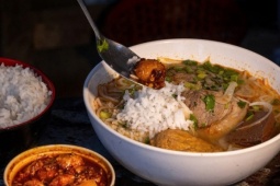 Quán bún bò ăn với cơm nguội 30 năm ở Huế