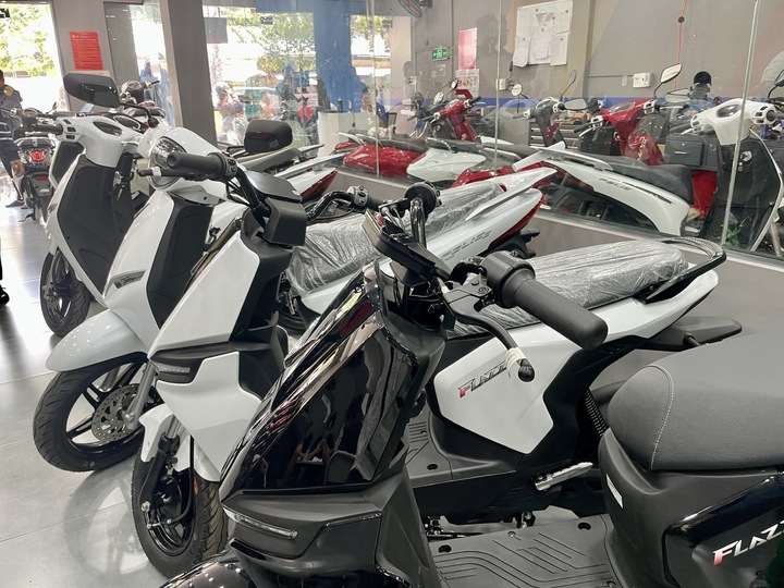 Khách TP.HCM nườm nượp mua xe điện, sẵn sàng cọc trước giữ chỗ vì đại lý hết xe- Ảnh 2.