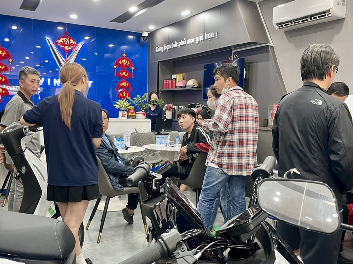 Khách TP.HCM nườm nượp mua xe điện, sẵn sàng cọc trước giữ chỗ vì đại lý hết xe- Ảnh 4.