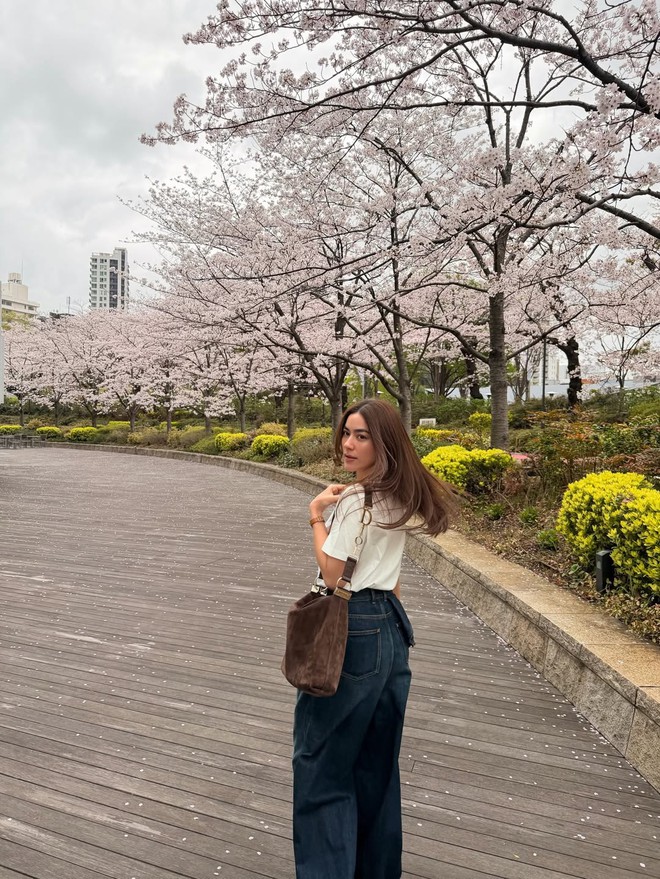 Làm mới tủ đồ mùa hè với quần jeans ống rộng trẻ trung 2 Làm mới tủ đồ mùa hè với quần jeans ống rộng trẻ trung - Ảnh 2.