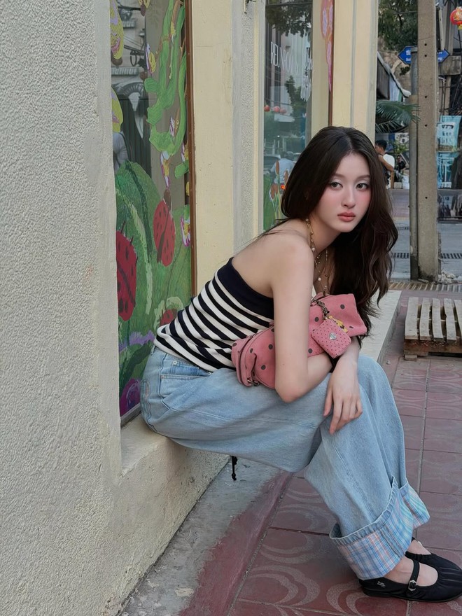 Làm mới tủ đồ mùa hè với quần jeans ống rộng trẻ trung 7 Làm mới tủ đồ mùa hè với quần jeans ống rộng trẻ trung - Ảnh 7.