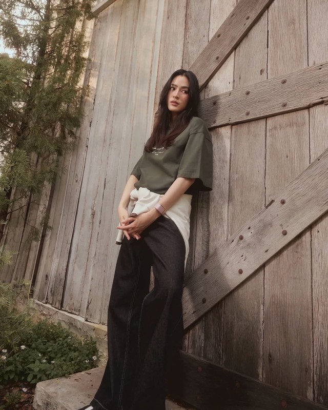 Làm mới tủ đồ mùa hè với quần jeans ống rộng trẻ trung 10 Làm mới tủ đồ mùa hè với quần jeans ống rộng trẻ trung - Ảnh 10.