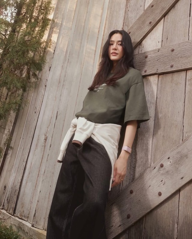 Làm mới tủ đồ mùa hè với quần jeans ống rộng trẻ trung 11 Làm mới tủ đồ mùa hè với quần jeans ống rộng trẻ trung - Ảnh 11.