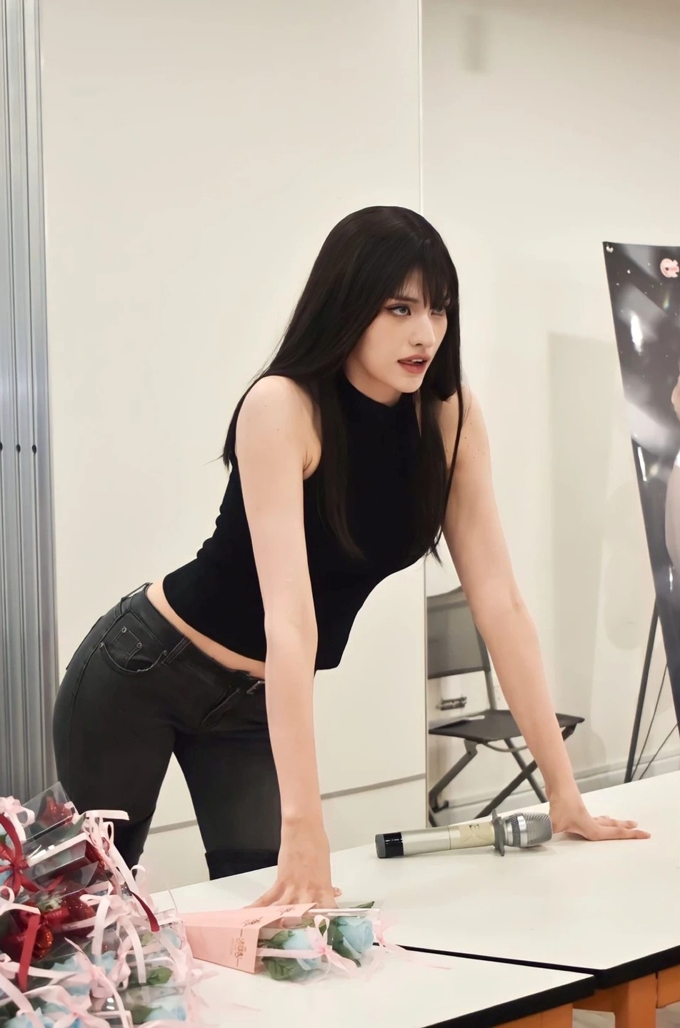 Một Chị Đẹp phi giới tính hẹn hò staff nữ trong show, mất tích suốt 4 tháng hóa ra vì bận đưa 