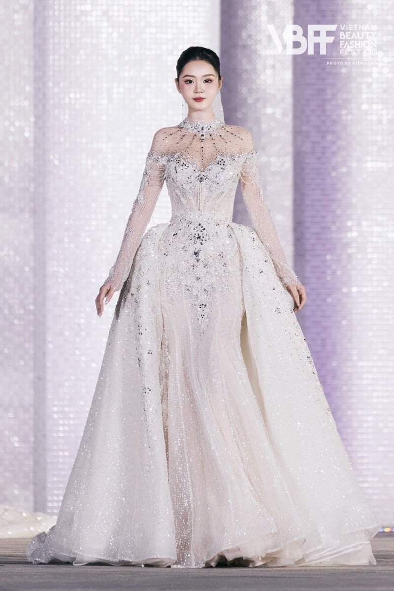 Á hậu sở hữu vòng ba 98cm, bị chê lùn gây tiếc nuối tại Miss World Vietnam - 10