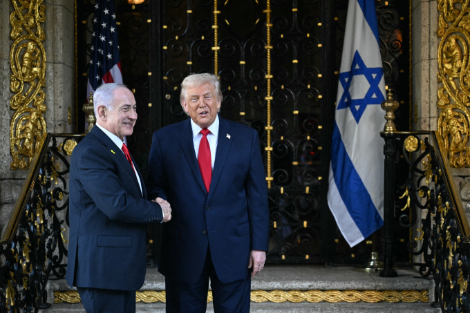 Thủ tướng Israel Benjamin Netanyahu (trái) và Tổng thống Mỹ Donald Trump tại dinh thự Mar-a-Lago, bang Florida ngày 29/12/2025. Ảnh: AFP