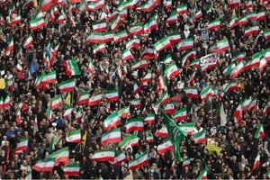 Iran đáp trả rắn bài phát biểu của ông Trump, tăng nã tên lửa sang Israel