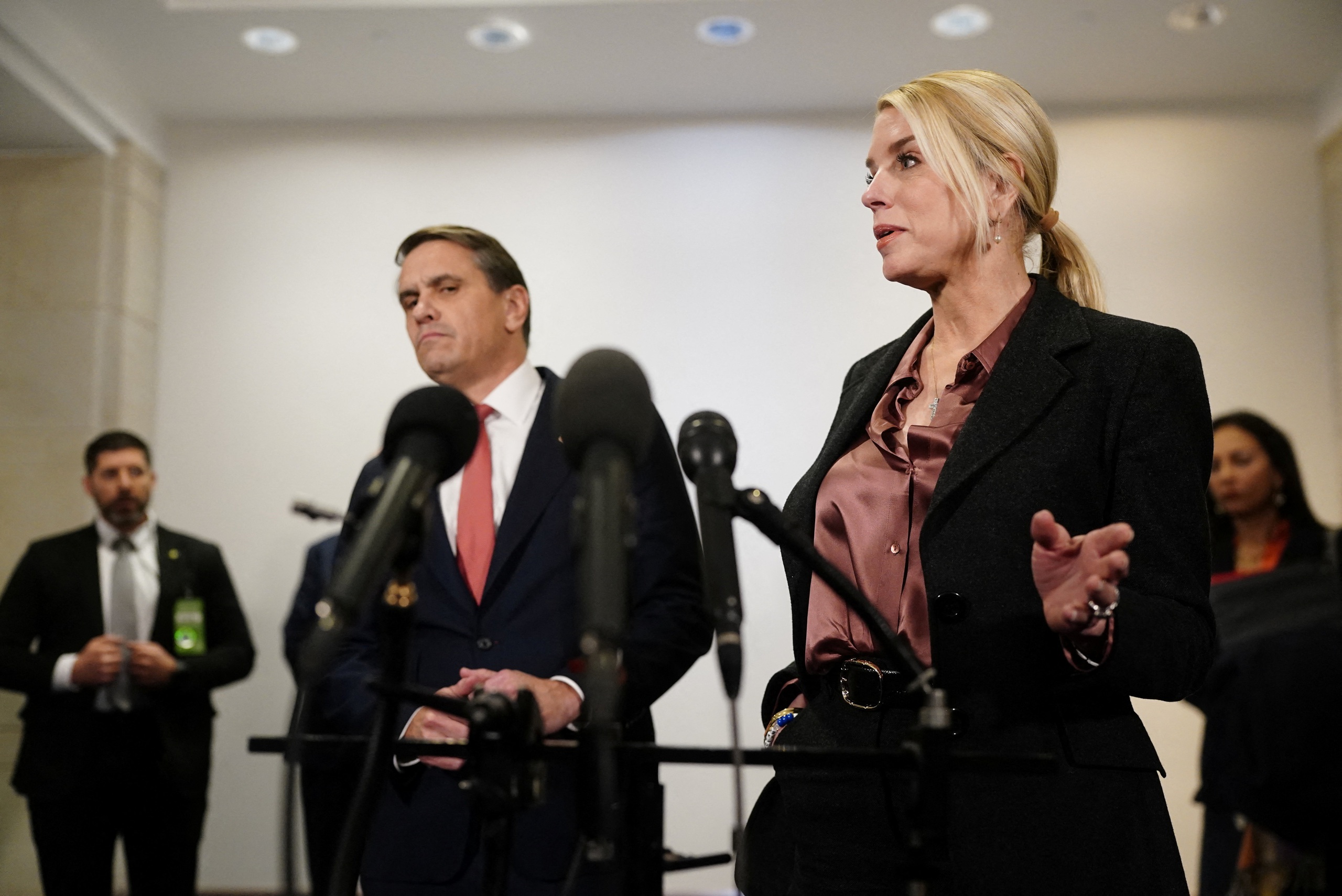 Tổng thống Trump chính thức thay Bộ trưởng Tư pháp - Ảnh 1.