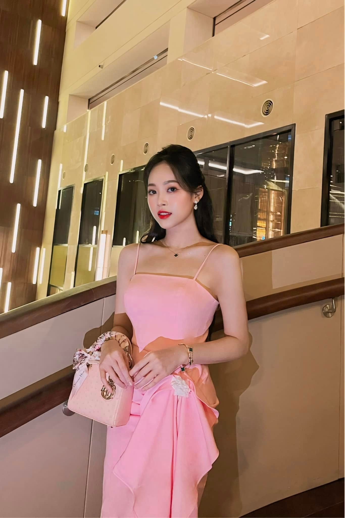 Á hậu gen Z là thủ khoa Đại học Kinh tế Quốc dân, 4 năm sau đăng quang 