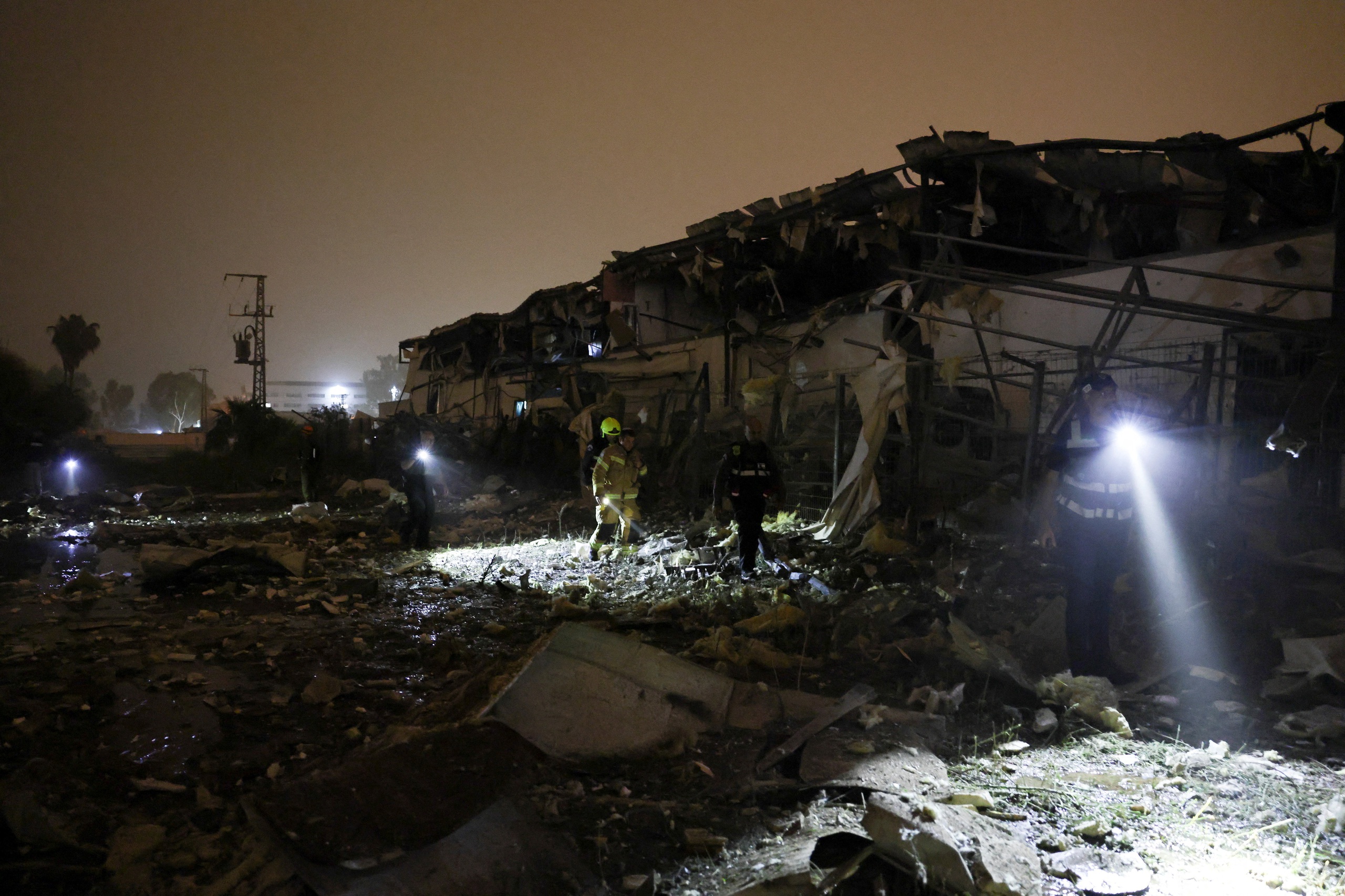 Trung Đông sáng 3-4: Liên minh tìm cách giải cứu tàu ở Hormuz; Iran không kích UAE, Bahrain, Israel 2 Iran - Ảnh 2.