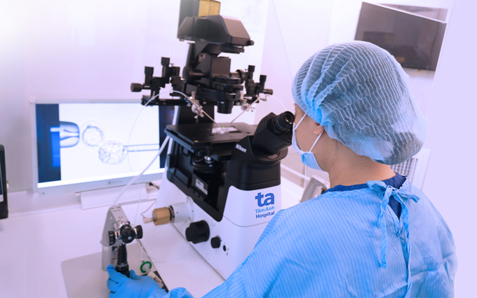 ThS Nguyễn Huyền Minh Thụy, Trưởng Lab IVF Tâm Anh - Quận 8, thực hiện sinh thiết phôi. Ảnh: Bệnh viện Đa khoa Tâm Anh - Quận 8